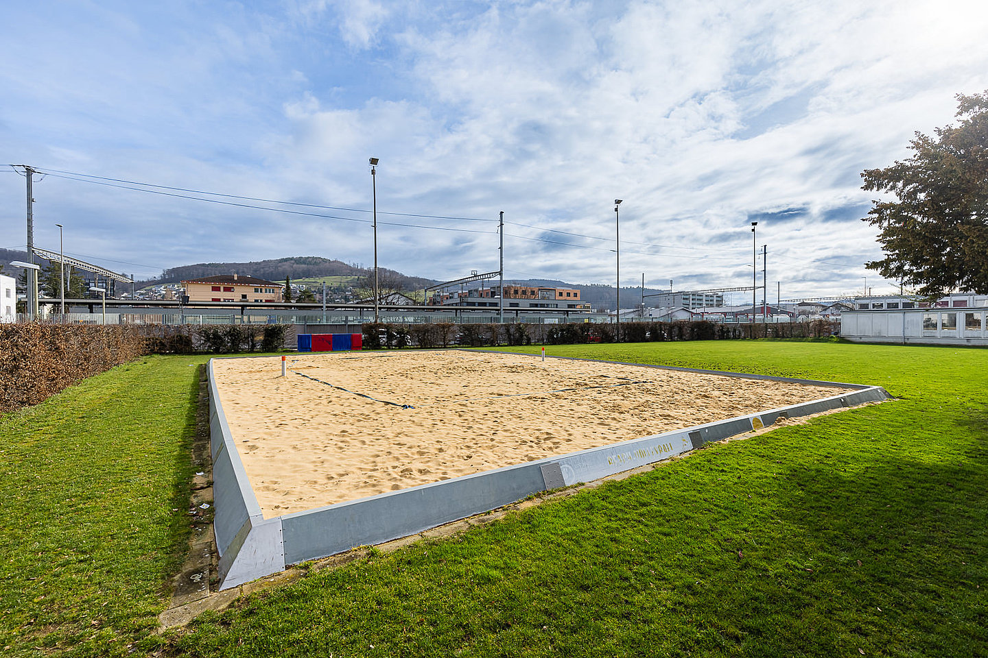 Schulanlage Mühlacker - Rasen und Beachvolleyballfeld
