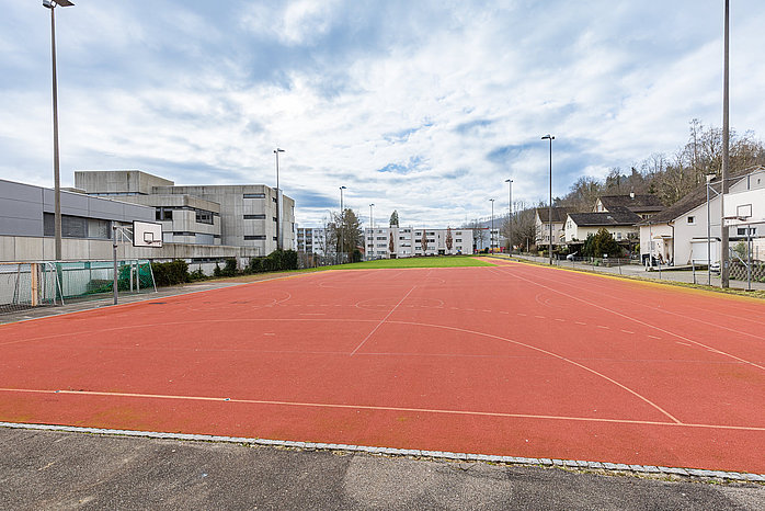 Schulanlage Neufeld - Rasen-/Hartplatz, Bild 1 / 1