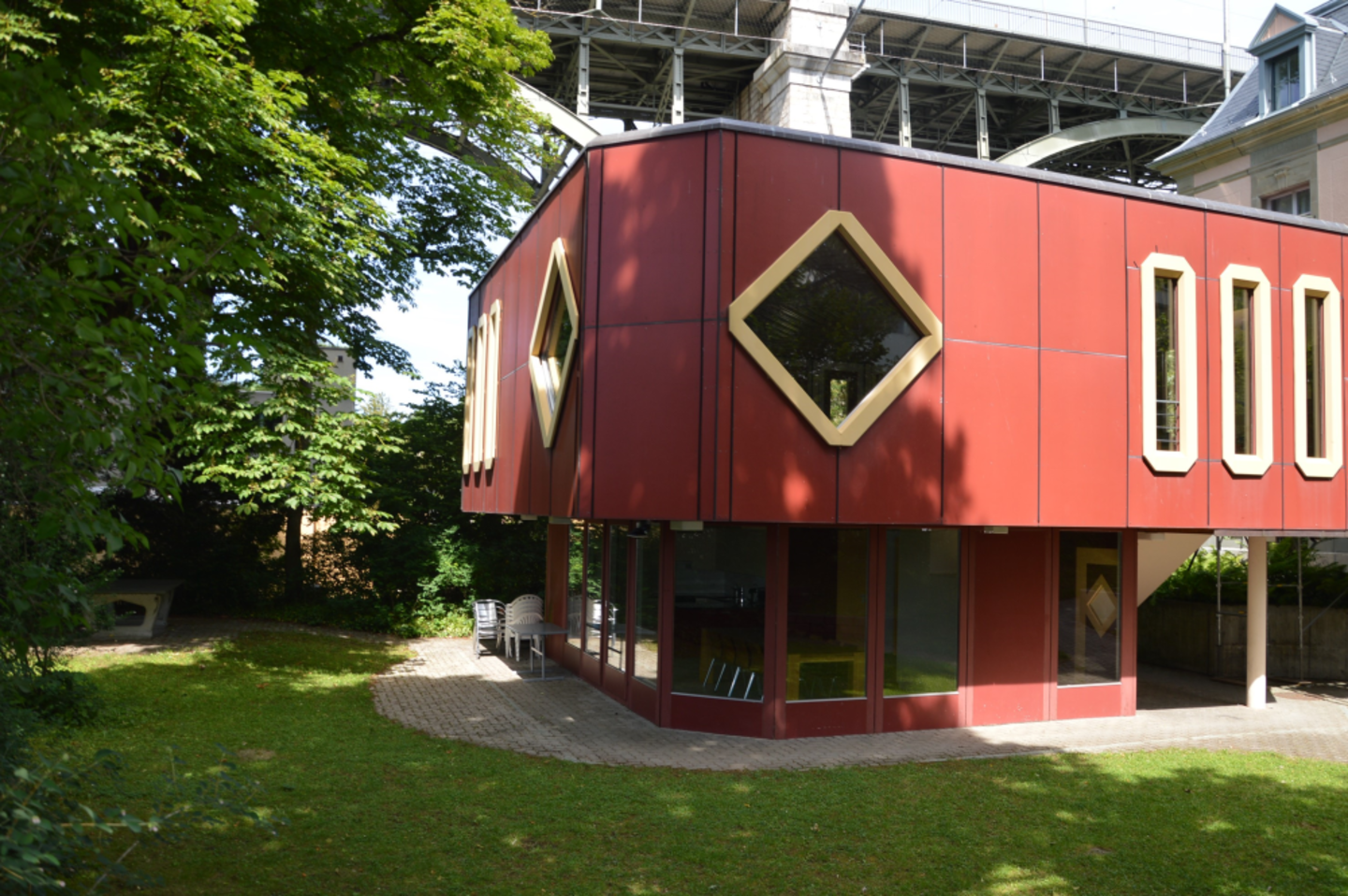 Pavillon mit Foyer, Küche, Garten & Saal